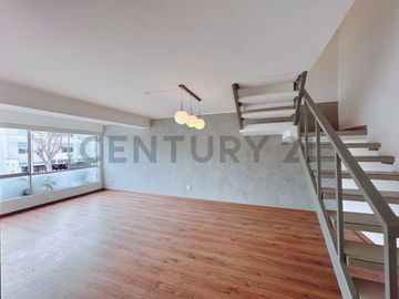 “Dúplex en Venta en Miraflores: Ubicación Privilegiada y Vista Externa”