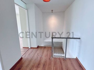 “Dúplex en Venta en Miraflores: Ubicación Privilegiada y Vista Externa”