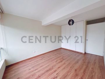 “Dúplex en Venta en Miraflores: Ubicación Privilegiada y Vista Externa”