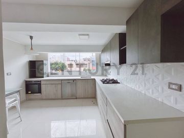 “Dúplex en Venta en Miraflores: Ubicación Privilegiada y Vista Externa”