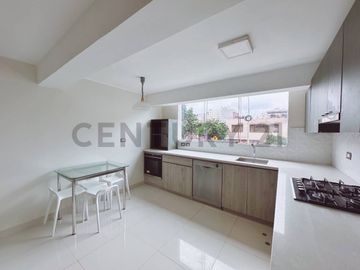 “Dúplex en Venta en Miraflores: Ubicación Privilegiada y Vista Externa”