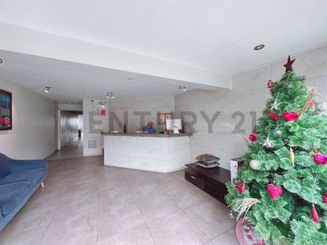 “Dúplex en Venta en Miraflores: Ubicación Privilegiada y Vista Externa”