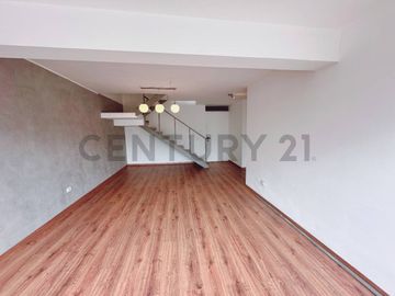 “Dúplex en Venta en Miraflores: Ubicación Privilegiada y Vista Externa”