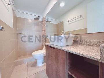 “Dúplex en Venta en Miraflores: Ubicación Privilegiada y Vista Externa”
