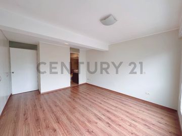 “Dúplex en Venta en Miraflores: Ubicación Privilegiada y Vista Externa”