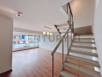 “Dúplex en Venta en Miraflores: Ubicación Privilegiada y Vista Externa”