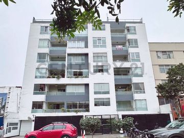 “Dúplex en Venta en Miraflores: Ubicación Privilegiada y Vista Externa”