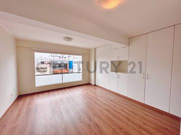 “Dúplex en Venta en Miraflores: Ubicación Privilegiada y Vista Externa”