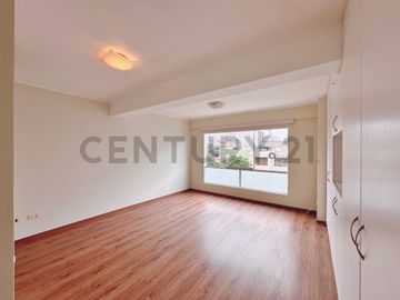 “Dúplex en Venta en Miraflores: Ubicación Privilegiada y Vista Externa”