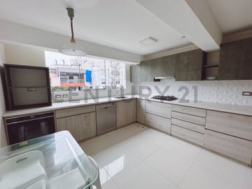 “Dúplex en Venta en Miraflores: Ubicación Privilegiada y Vista Externa”