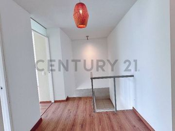 “Dúplex en Venta en Miraflores: Ubicación Privilegiada y Vista Externa”