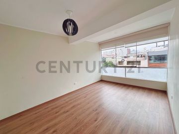 “Dúplex en Venta en Miraflores: Ubicación Privilegiada y Vista Externa”