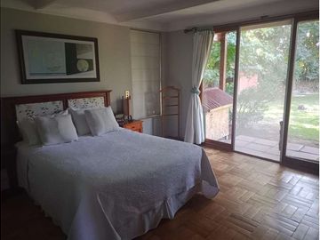 VENTA DE HERMOSA PARCELA CON GRAN CASA CON CAVA!!