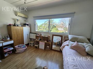 Casa en Olivos, de excelente calidad constructiva, de 3 dormitorios (duplex) y vista abierta