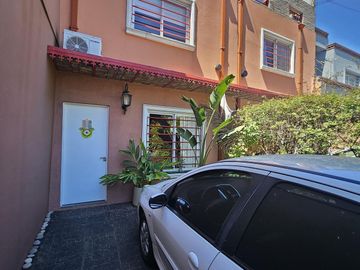 Casa en Olivos, de excelente calidad constructiva, de 3 dormitorios (duplex) y vista abierta
