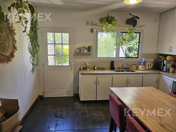 Casa en Olivos, de excelente calidad constructiva, de 3 dormitorios (duplex) y vista abierta