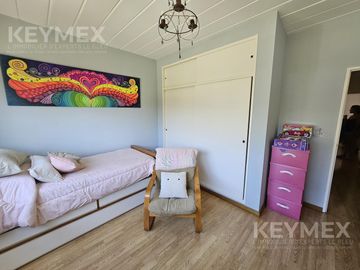 Casa en Olivos, de excelente calidad constructiva, de 3 dormitorios (duplex) y vista abierta