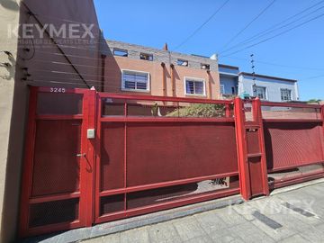 Casa en Olivos, de excelente calidad constructiva, de 3 dormitorios (duplex) y vista abierta