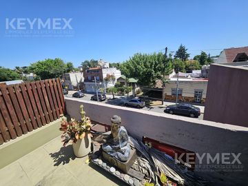 Casa en Olivos, de excelente calidad constructiva, de 3 dormitorios (duplex) y vista abierta