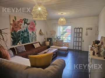 Casa en Olivos, de excelente calidad constructiva, de 3 dormitorios (duplex) y vista abierta