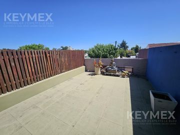 Casa en Olivos, de excelente calidad constructiva, de 3 dormitorios (duplex) y vista abierta