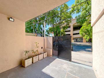 Casa a Estrenar  con  Local Comercial