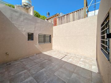 Casa a Estrenar  con  Local Comercial