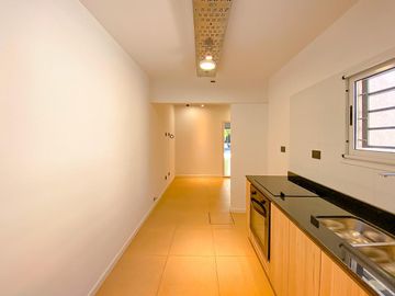 Casa a Estrenar  con  Local Comercial