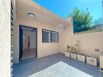 Casa a Estrenar  con  Local Comercial