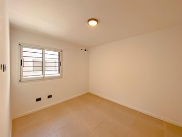 Casa a Estrenar  con  Local Comercial