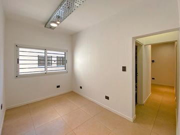 Casa a Estrenar  con  Local Comercial