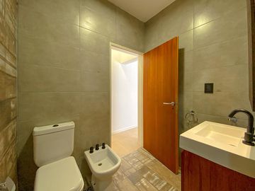 Casa a Estrenar  con  Local Comercial