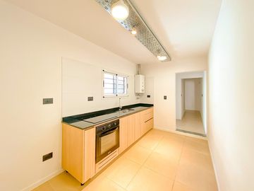 Casa a Estrenar  con  Local Comercial