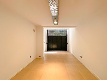 Casa a Estrenar  con  Local Comercial