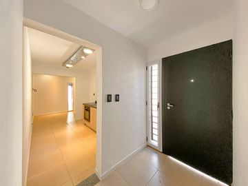 Casa a Estrenar  con  Local Comercial