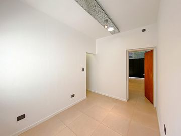 Casa a Estrenar  con  Local Comercial