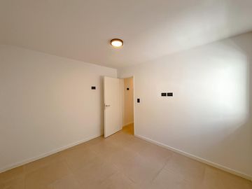 Casa a Estrenar  con  Local Comercial