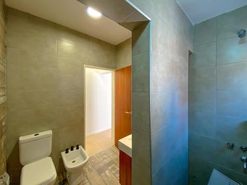 Casa a Estrenar  con  Local Comercial