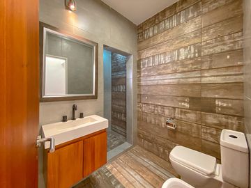 Casa a Estrenar  con  Local Comercial