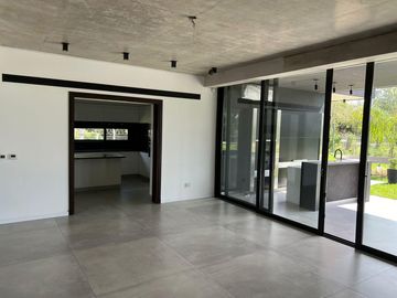 Magnífica casa en Weston barrio privado Francisco Alvarez, acceso oeste
