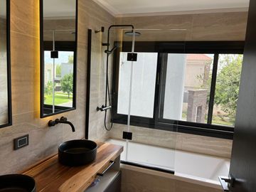 Magnífica casa en Weston barrio privado Francisco Alvarez, acceso oeste