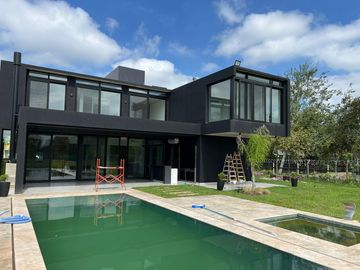 Magnífica casa en Weston barrio privado Francisco Alvarez, acceso oeste