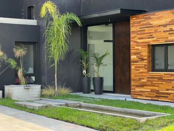 Magnífica casa en Weston barrio privado Francisco Alvarez, acceso oeste