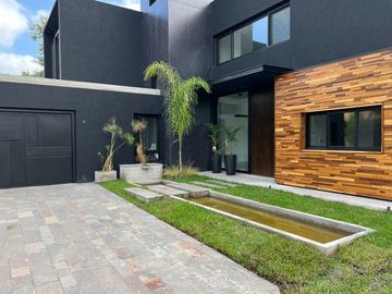 Magnífica casa en Weston barrio privado Francisco Alvarez, acceso oeste