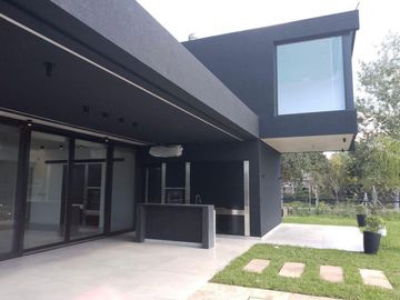 Magnífica casa en Weston barrio privado Francisco Alvarez, acceso oeste