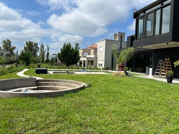Magnífica casa en Weston barrio privado Francisco Alvarez, acceso oeste
