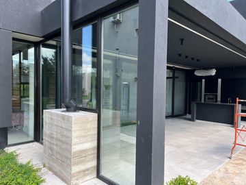 Magnífica casa en Weston barrio privado Francisco Alvarez, acceso oeste