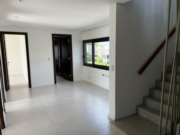 Magnífica casa en Weston barrio privado Francisco Alvarez, acceso oeste