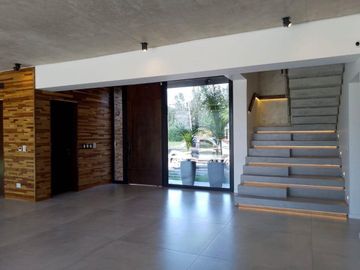 Magnífica casa en Weston barrio privado Francisco Alvarez, acceso oeste