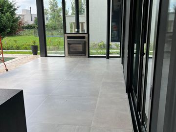 Magnífica casa en Weston barrio privado Francisco Alvarez, acceso oeste